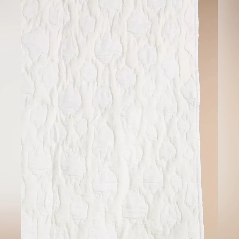 Anthropologie Amelia Quilt Size King Ivory